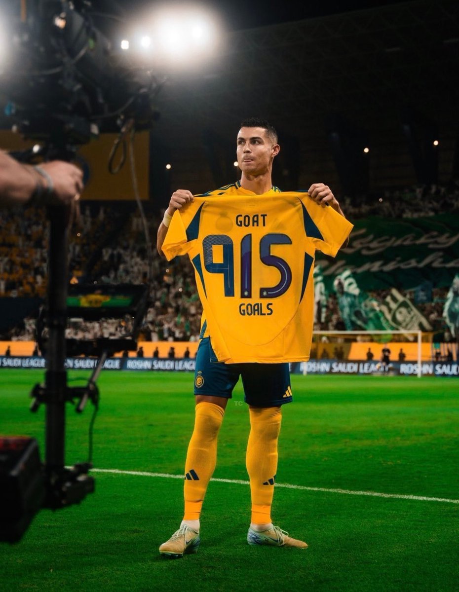 915 GOLES.

CRISTIANO RONALDO. 🐐🐐🐐🐐