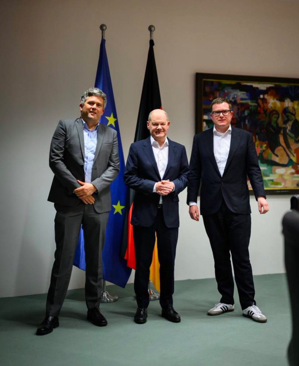 Die neue Lage ist online - Folge 410 - Interview mit dem Bundeskanzler

* Kanzlerkandidatur: Warum Scholz nochmal antritt

* Migration: Warum der Kanzler vor allem auf Integration setzt

* Ukraine: Warum hilft 🇩🇪 nicht so viel es kann?

Hier reinhören 🎧

lage.link/ldn/410