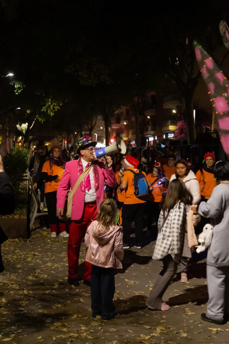 matarocat's tweet photo. A Rocafonda l'#encesa ha tingut lloc a l'encreuament entre la carretera de Mata amb el carrer de Josep Punsola
Els tabals de @BoetukadaMataro amb personatges visuals i il·luminats han protagonitzat el cercavila que s'ha fet al barri per donar la benvinguda a les festes
#Nadal https://t.co/IAfPjNIXy8