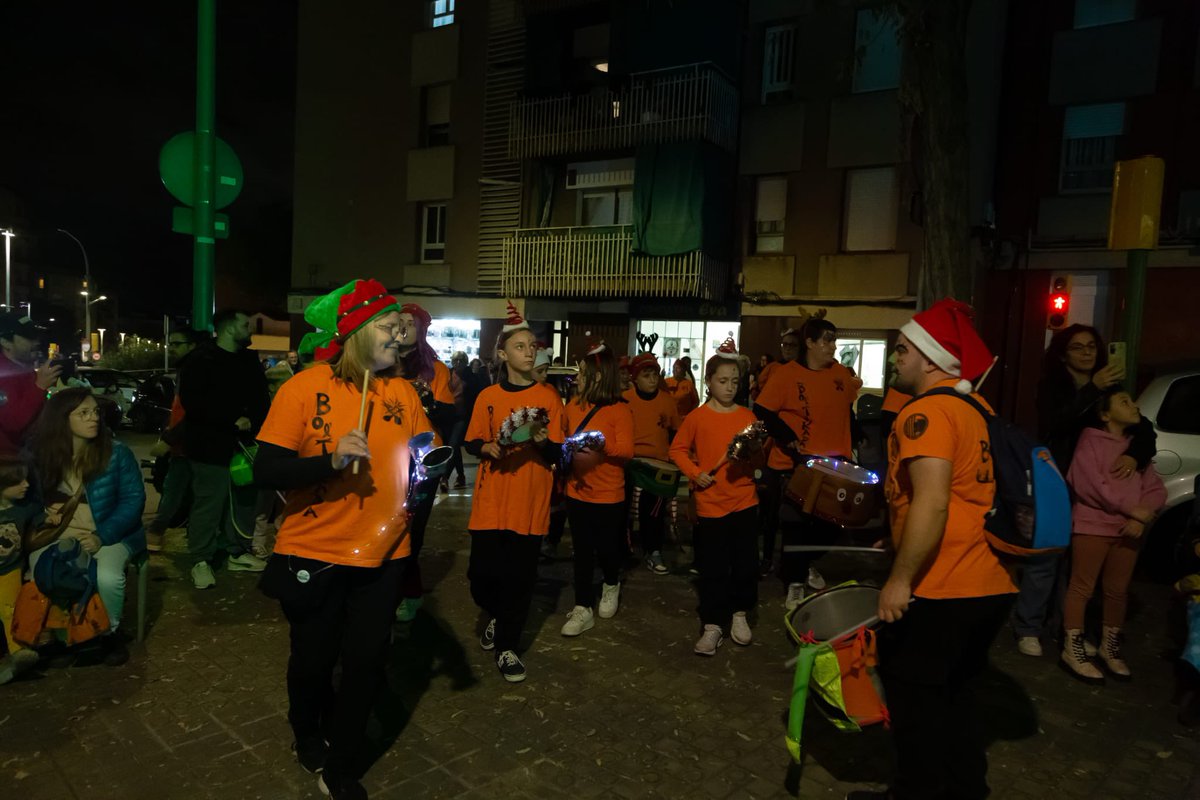 matarocat's tweet photo. A Rocafonda l'#encesa ha tingut lloc a l'encreuament entre la carretera de Mata amb el carrer de Josep Punsola
Els tabals de @BoetukadaMataro amb personatges visuals i il·luminats han protagonitzat el cercavila que s'ha fet al barri per donar la benvinguda a les festes
#Nadal https://t.co/IAfPjNIXy8