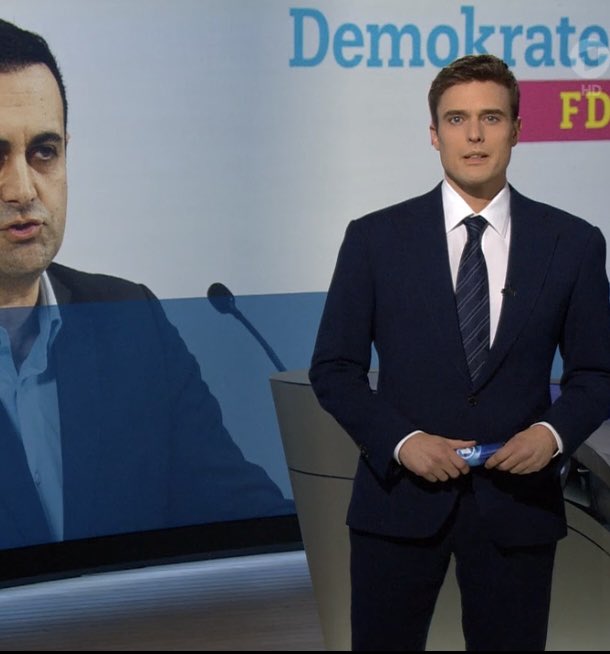 ConstSchreiber's tweet image. Heute das erste Mal für mich ohne „Damen und Herren“. Stattdessen heißt es nun „Guten Abend, ich begrüße Sie zur tagesschau!“ Was denkt ihr dazu?