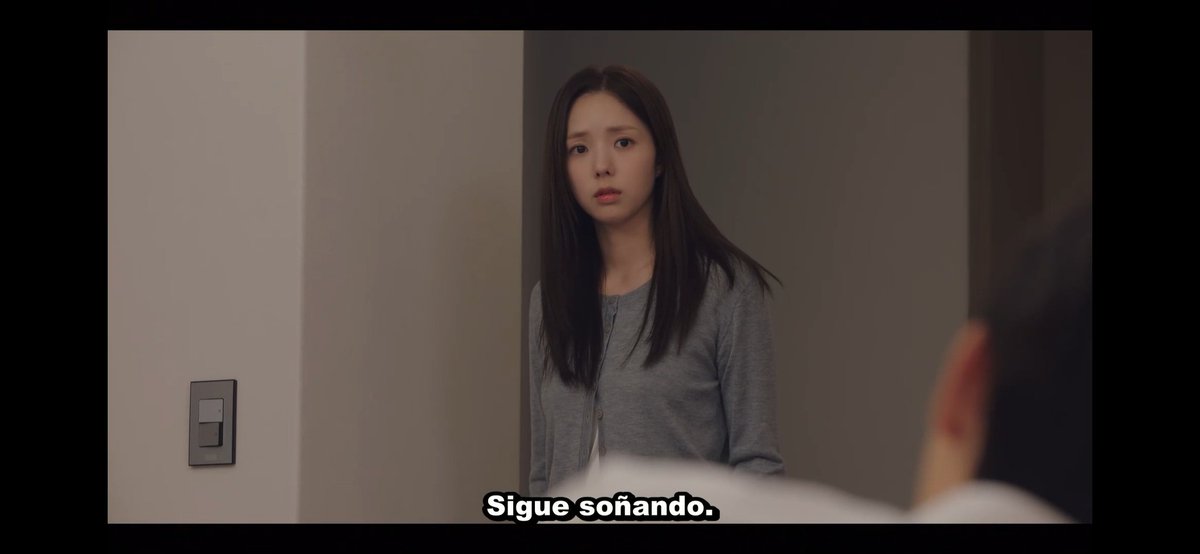 cami_dramas2's tweet image. Los diálogos🔥
Saeon: ¿Qué tienes metido de que me tire encima de ti? Sigue soñando. ¿Tienes miedo de tentarte? Si es así no vengas😏😎
La lógica inversa jajaja 😂 sabe cómo hacer que ella haga lo que quiera.Ella tipo: ¿Me estás retando?🤨
#WhenThePhoneRingsEp3 #WhenThePhoneRings