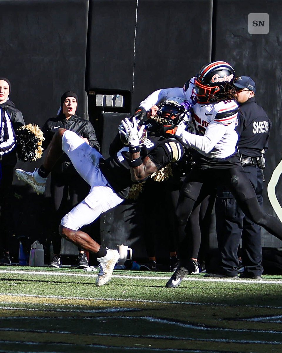 TRAVIS HUNTER WITH A CIRCUS CATCH FOR THE TOUCHDOWN 🤯