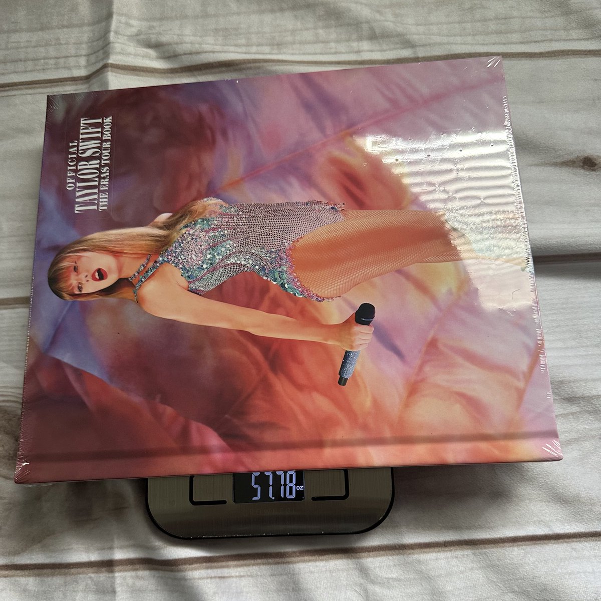 vinylswift1389's tweet photo. she weighs in at a whopping 3 lbs and 10 oz 😳 https://t.co/gwllxGe48R
