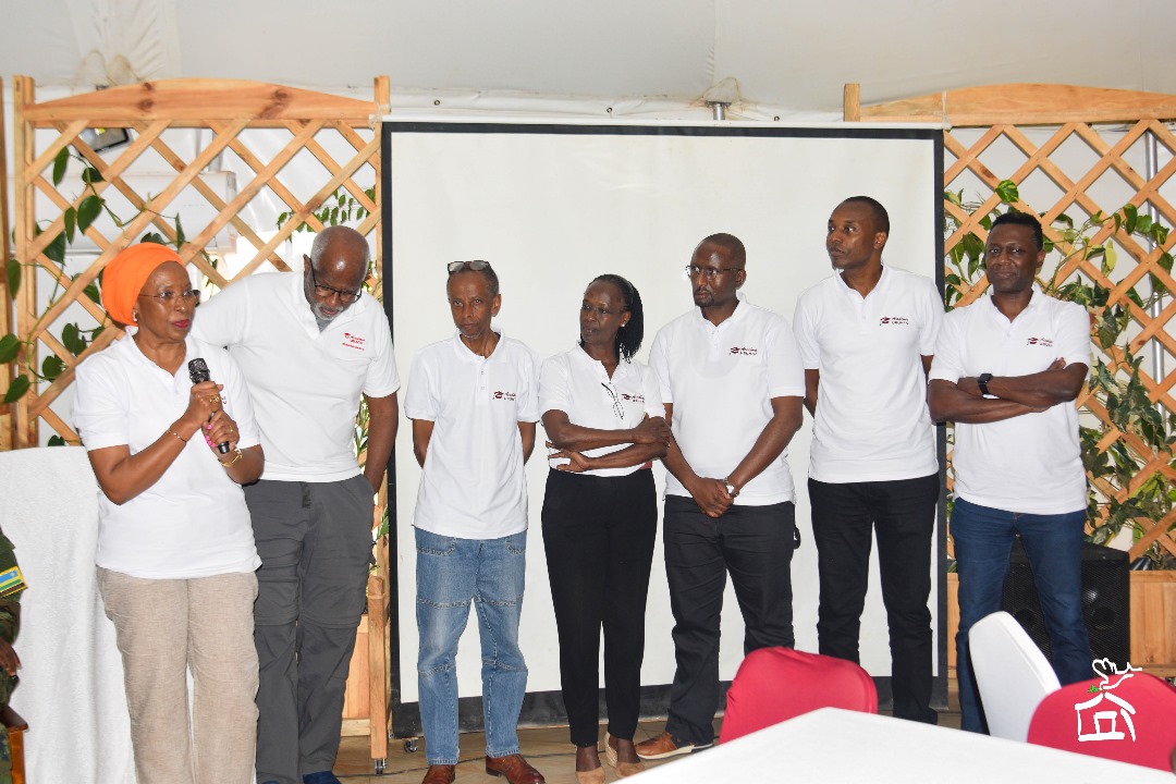 "Ces amis de <a href="/Maison_Shalom/">Maison Shalom International</a> ont été de véritables compagnons de lutte, laissant derrière eux ce qu’ils avaient de plus précieux pour nous transmettre leur amour à travers les connaissances qu’ils partagent. Nous célébrons l’Ubuntu, car je suis parce que nous sommes.  #Maggy.B