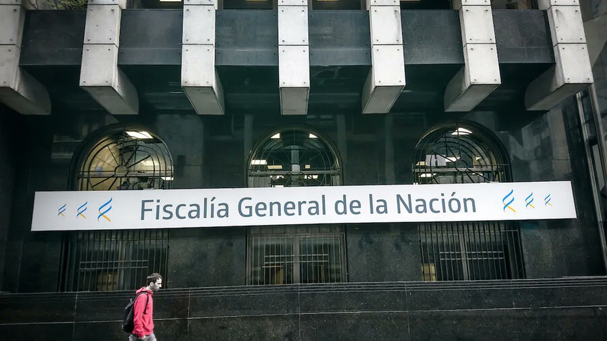 EPreve's tweet photo. 💣 AHORA

🚨La Fiscalía de Delitos Económicos ordenó relevar del secreto bancario a los directores del BROU para que puedan aportar información bancaria sobre los hechos relacionados a la causa con los créditos otorgados a la AUF.

💵 La AUF tiene un préstamo de 9 millones de dólares del BROU y su garantía es el balance de la AUF.
