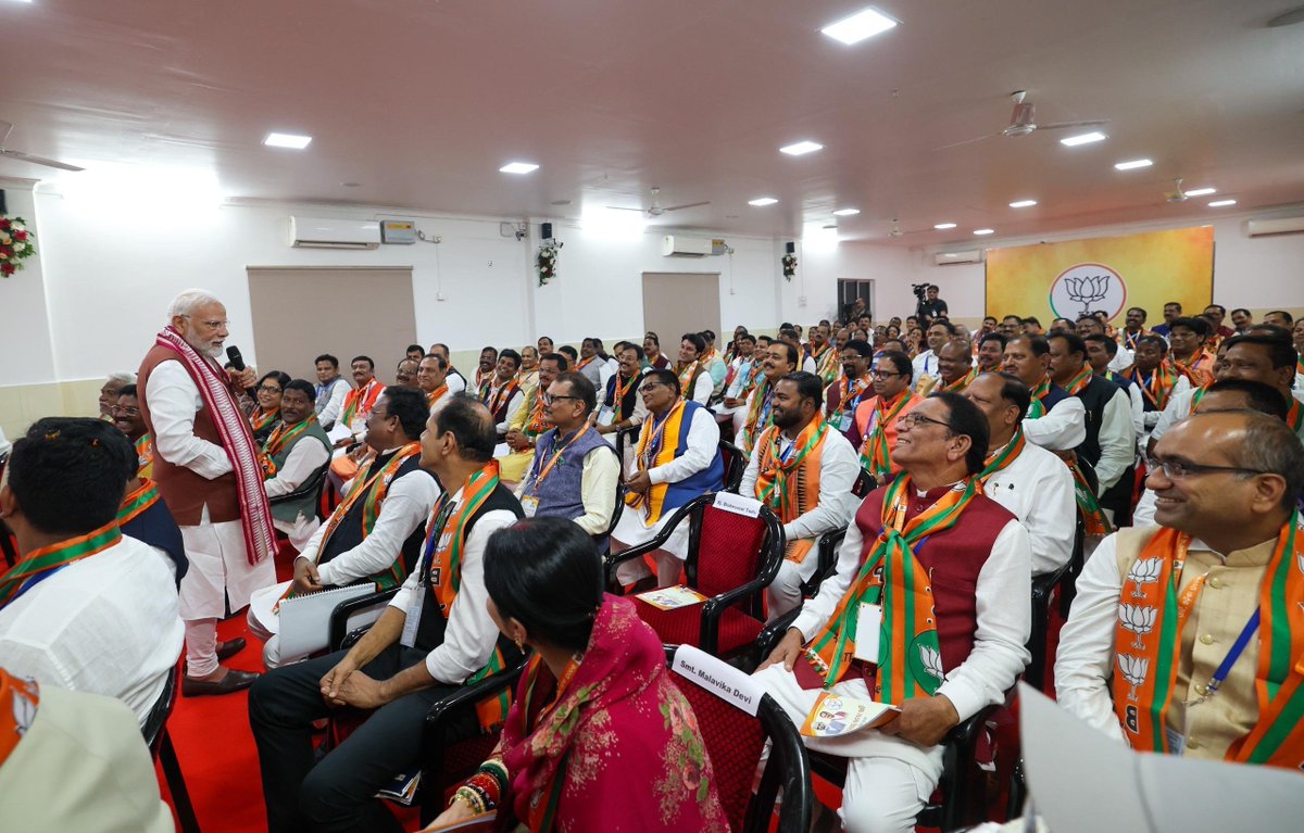 ମୁଁ @BJP4Odisha ମୁଖ୍ୟାଳୟକୁ ଯାଇଥିଲି ଏବଂ ଦଳର ନେତା ତଥା କାର୍ଯ୍ଯକର୍ତ୍ତାଙ୍କ ସହ କଥାବାର୍ତ୍ତା କରିଥିଲି। ରାଜ୍ଯବ୍ଯାପୀ ଦଳକୁ କିପରି ସୁଦୃଢ଼ କରାଯିବ ଏବଂ ଲୋକମାନଙ୍କ ଜୀବନରେ ଉନ୍ନତି ଆଣିବା ଦିଗରେ କାର୍ଯ୍ୟ ଜାରି ରଖାଯାଇପାରିବ, ସେ ସମ୍ପର୍କରେ ଆମେ ଆଲୋଚନା କଲୁ। https://t.co/eWIW0IEKiq