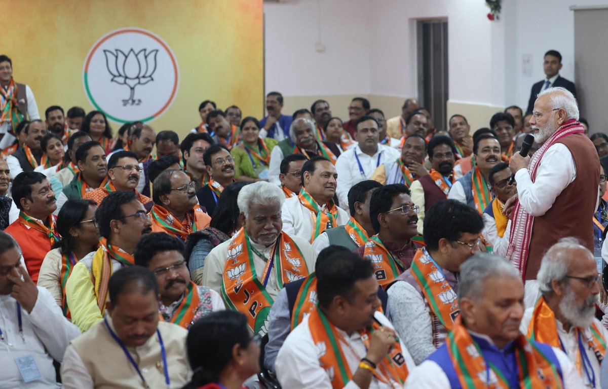ମୁଁ @BJP4Odisha ମୁଖ୍ୟାଳୟକୁ ଯାଇଥିଲି ଏବଂ ଦଳର ନେତା ତଥା କାର୍ଯ୍ଯକର୍ତ୍ତାଙ୍କ ସହ କଥାବାର୍ତ୍ତା କରିଥିଲି। ରାଜ୍ଯବ୍ଯାପୀ ଦଳକୁ କିପରି ସୁଦୃଢ଼ କରାଯିବ ଏବଂ ଲୋକମାନଙ୍କ ଜୀବନରେ ଉନ୍ନତି ଆଣିବା ଦିଗରେ କାର୍ଯ୍ୟ ଜାରି ରଖାଯାଇପାରିବ, ସେ ସମ୍ପର୍କରେ ଆମେ ଆଲୋଚନା କଲୁ। https://t.co/eWIW0IEKiq