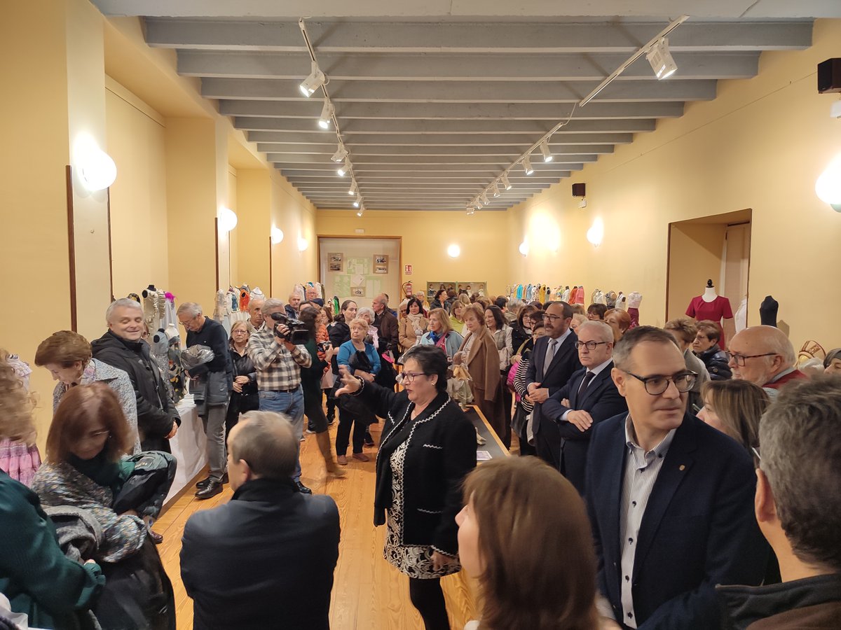 Muchas gracias a todos los que nos habéis acompañado hoy en la inauguración de
"35 años del taller de Diseño y Moda"  a Agustín Sigüenza Molina y Miguel Ángel Oliveira Rodriguez por las bonitas palabras, y por supuesto a todo el alumnado que en estos 35 años lo han hecho posible.