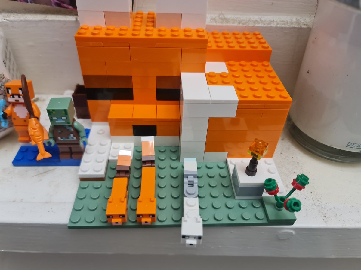 Javafoxyote's tweet photo. Lost my dad this week so I'm keeping myself busy building Lego foxxos https://t.co/kgtsluG7Rv