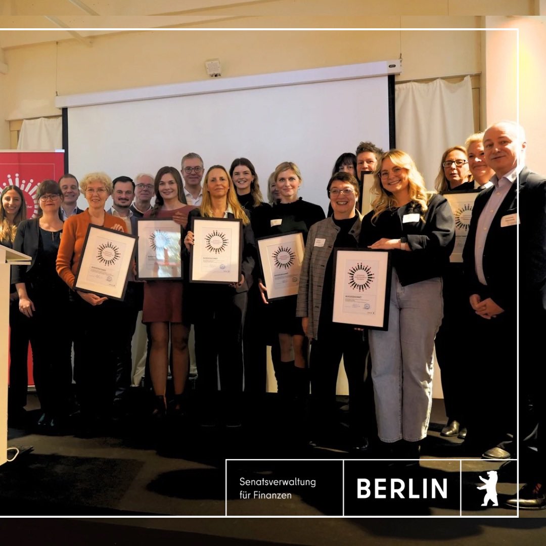senfin's tweet photo. 👨‍👩‍👧‍👦 Verleihung des Gütesiegels „Familienfreundlicher Arbeitgeber“ 🏅

Heute wurden sieben Berliner Behörden mit dem Gütesiegel „Familienfreundlicher Arbeitgeber“ ausgezeichnet! 🎉 https://t.co/4QeTuLVyfl
