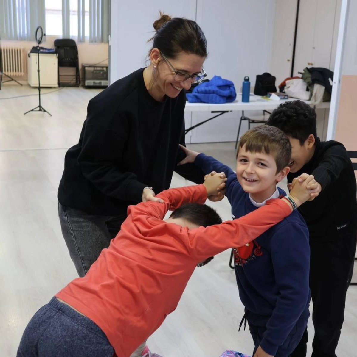 ColSantLluis's tweet photo. Les famílies de primer, segon i tercer de primària ens han acompanyat a la sessió d’ambients 🔢🎹🎥🧪🎨!
Moltes gràcies! ✨
#ColSantLluís #Curs20242025 #PRI #Ambients https://t.co/P2LZbLDfqj