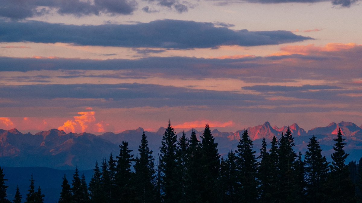 nev_in_color's tweet photo. last light in the mountains. https://t.co/n5VvcBZRer