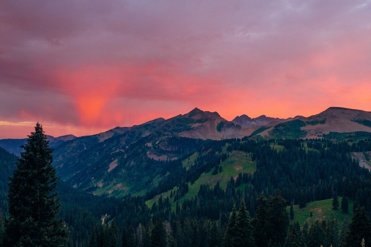nev_in_color's tweet photo. last light in the mountains. https://t.co/n5VvcBZRer