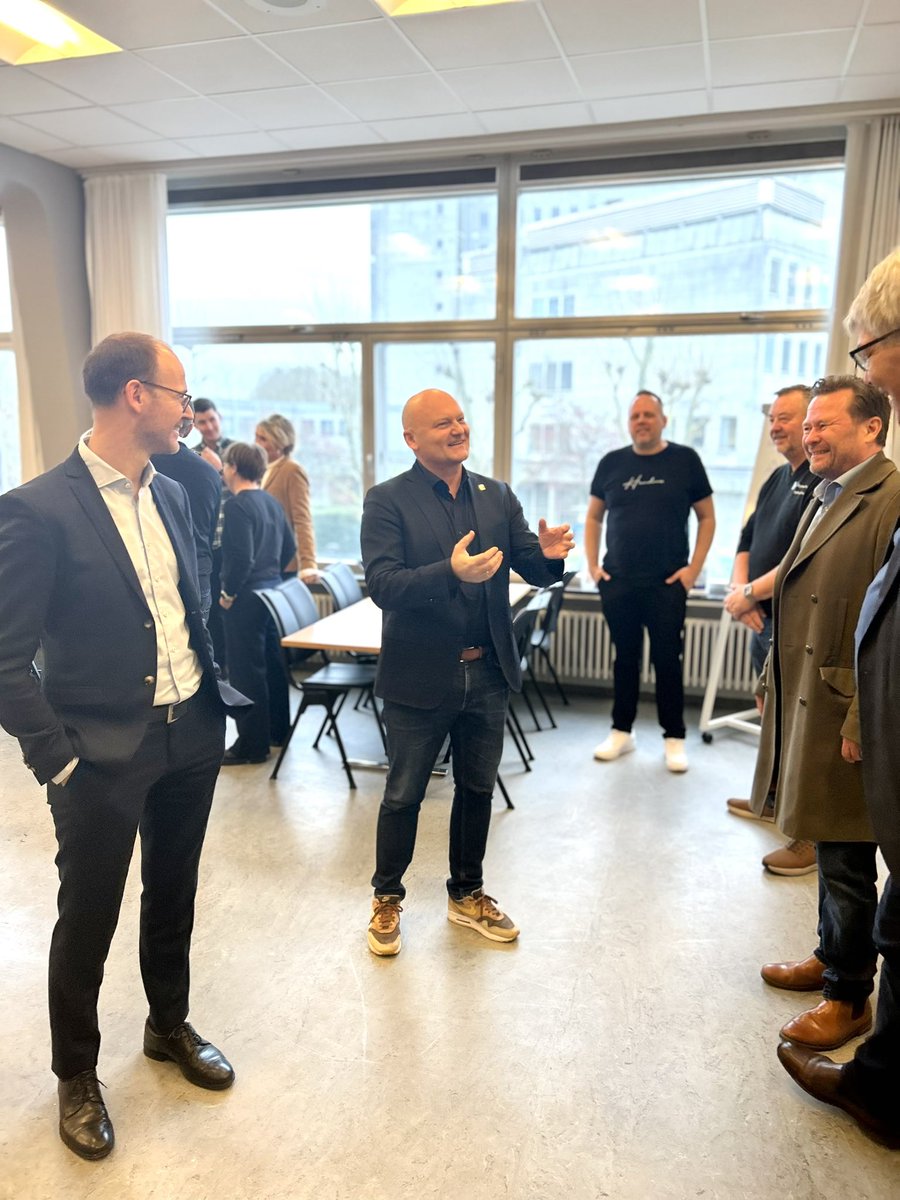 Lars Gaardhøj (@larsgaardhoj) on Twitter photo Alle fortjener en chance til❤️ Servicecentret på <a href="/Rigshospitalet/">Rigshospitalet</a> fik idag en fornem CSR-pris fra High:five for indsatsen med at få unge med plettet straffeattest igang som logistikportør. Senad og Majken modtog prisen med masser af velfortjente klapsalver. Skøn dag at være Alle fortjener en chance til❤️ Servicecentret på <a href="/Rigshospitalet/">Rigshospitalet</a> fik idag en fornem CSR-pris fra High:five for indsatsen med at få unge med plettet straffeattest igang som logistikportør. Senad og Majken modtog prisen med masser af velfortjente klapsalver. Skøn dag at være