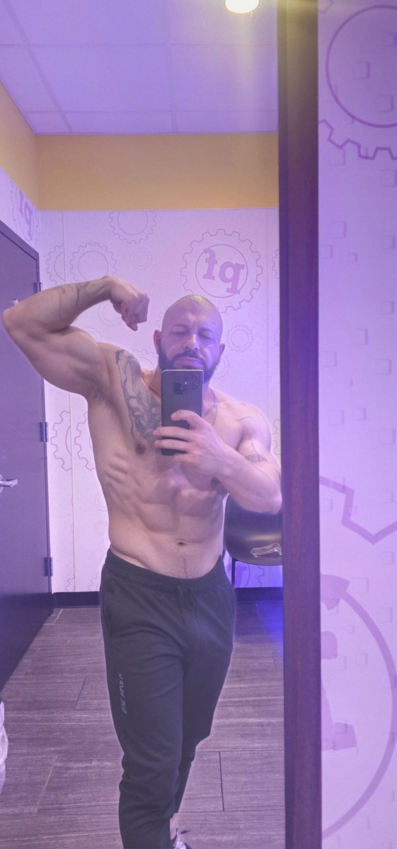 AlphaPxx95264's tweet photo. Early gym and tanning. Ready to start draining bank accounts https://t.co/vsih6zj9MV
