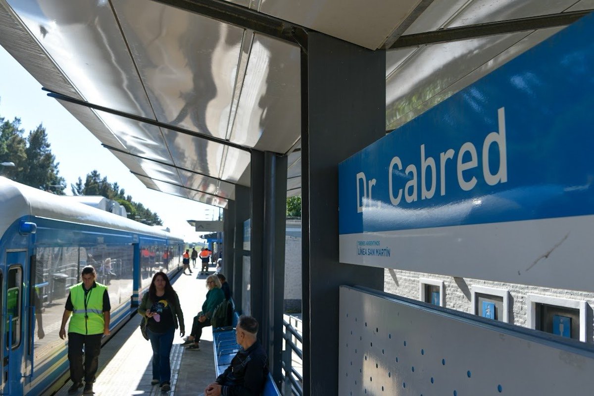 infotrensanmar's tweet photo. #TrenSanMartín 🚆
🙌 Hoy pasamos por la estación #DrCabred 🌳
1️⃣ Es la última estación del recorrido del servicio urbano #Retiro - #Cabred.
2️⃣ Pertenece al partido de Luján.
3️⃣ Fue reinaugurada el 25 de mayo de 2014. 🤗
#DatoCurioso https://t.co/ZLbIAa7esg