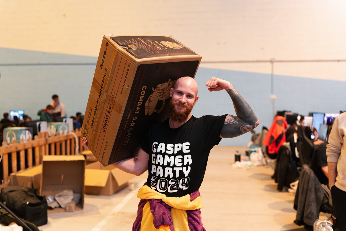 Hacía mucho que no me veía sonreír tanto como en esta foto. Que si, que estoy contento porque recién gané la silla 😂, pero esa sonrisa no es solo por eso...
El universo conspira a nuestro favor 💪🏻😎🖤