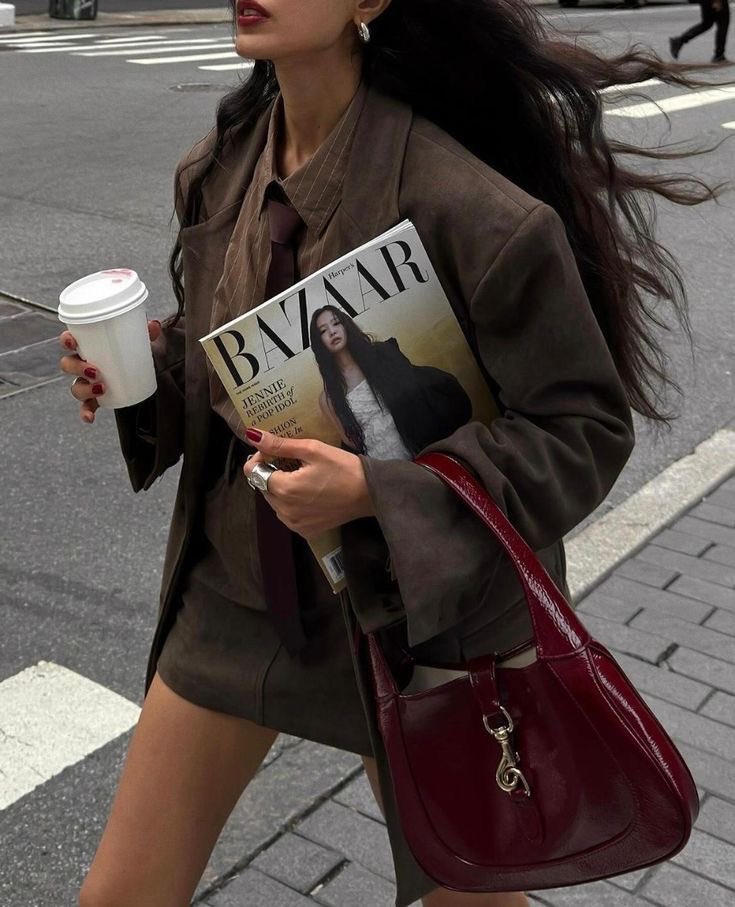 modernlilithh's tweet photo. burgundy details 🍒 https://t.co/G76910Ru1m