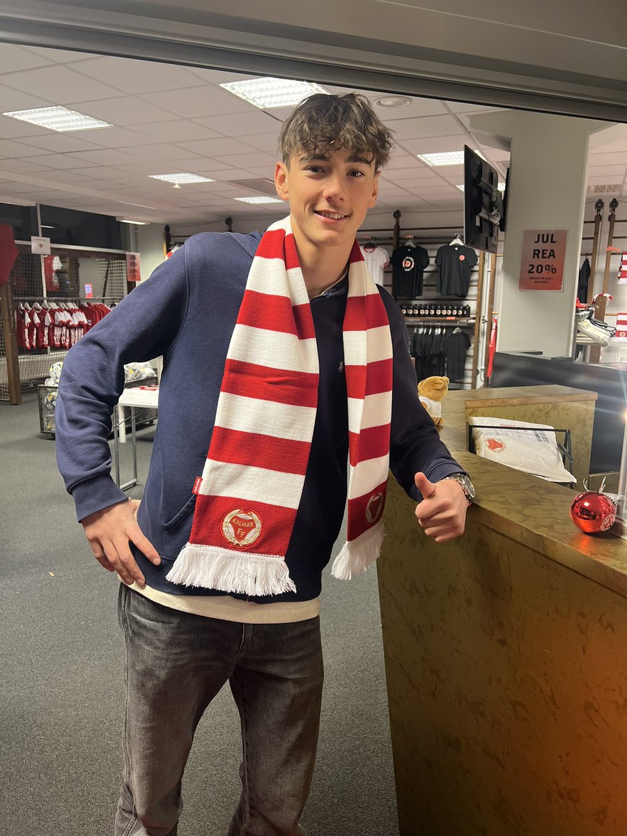 TACK till alla er som förnyat och köpt säsongskort under dagen! 

Hugo Wändesjö blev den sista att förnya sitt säsongskort på plats innan vi stängde för dagen på arenan. Hugo har varit med oss på läktaren sedan invigningen av Guldfågeln Arena 2011 och är nu även klar för 2025!