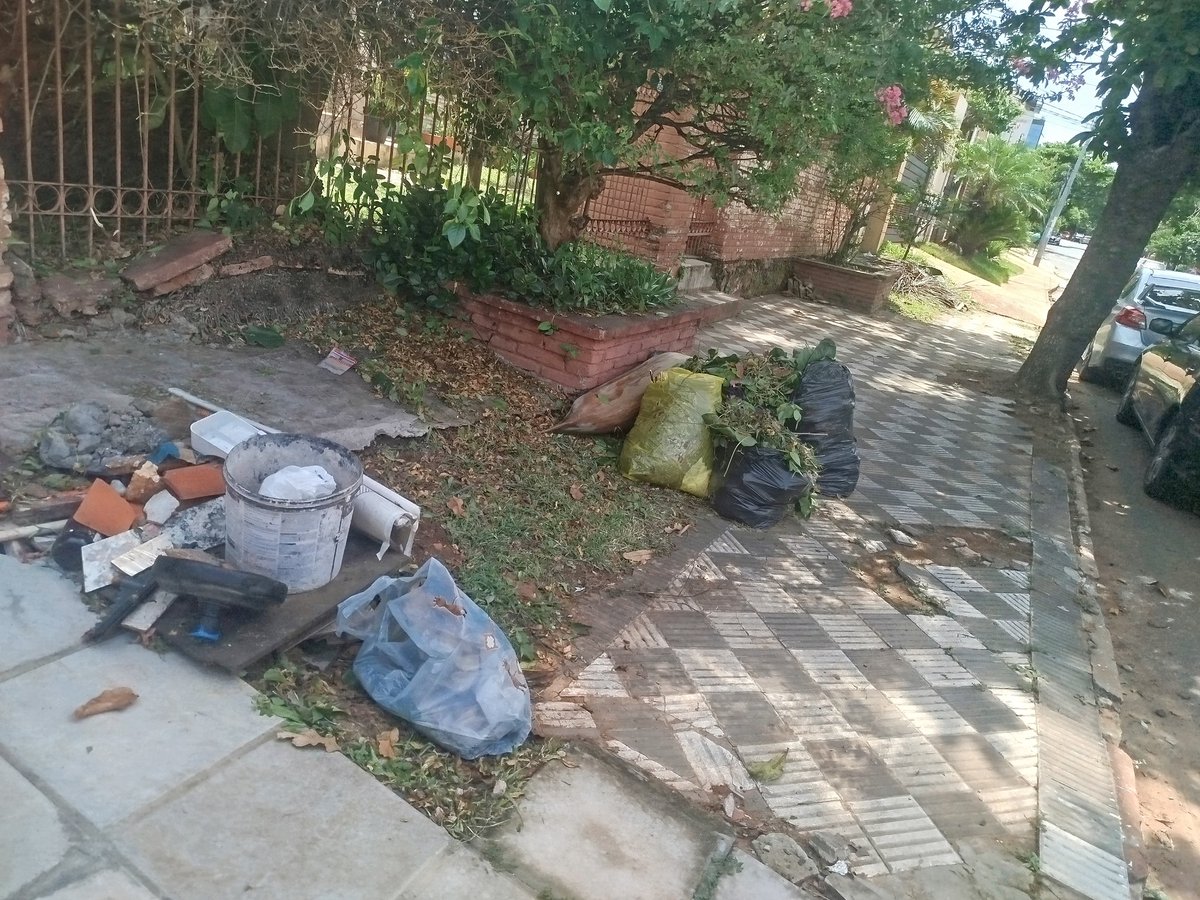 LavaSan8's tweet photo. @AsuncionMuni así dejaron anoche los #recolectores de basura por qué dicen que golpearon la mano y nadie les atendió(querían plata para llevar la basura) una vergüenza en pleno 
Barrio Mburicao #Nenecho  #canal9 @C9NParaguay @sntparaguay @trecepy https://t.co/WIlqma8OoH