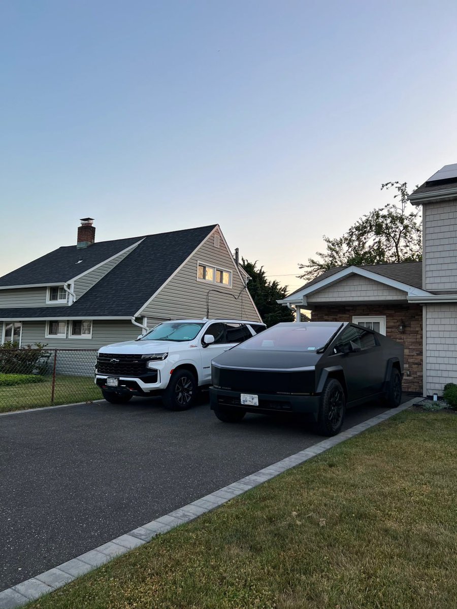 AnnaMARIYA987's tweet image. Two beautiful ride ready to go on a short journey on daily basis.#Tesla #CyberTowers #ElonMusk