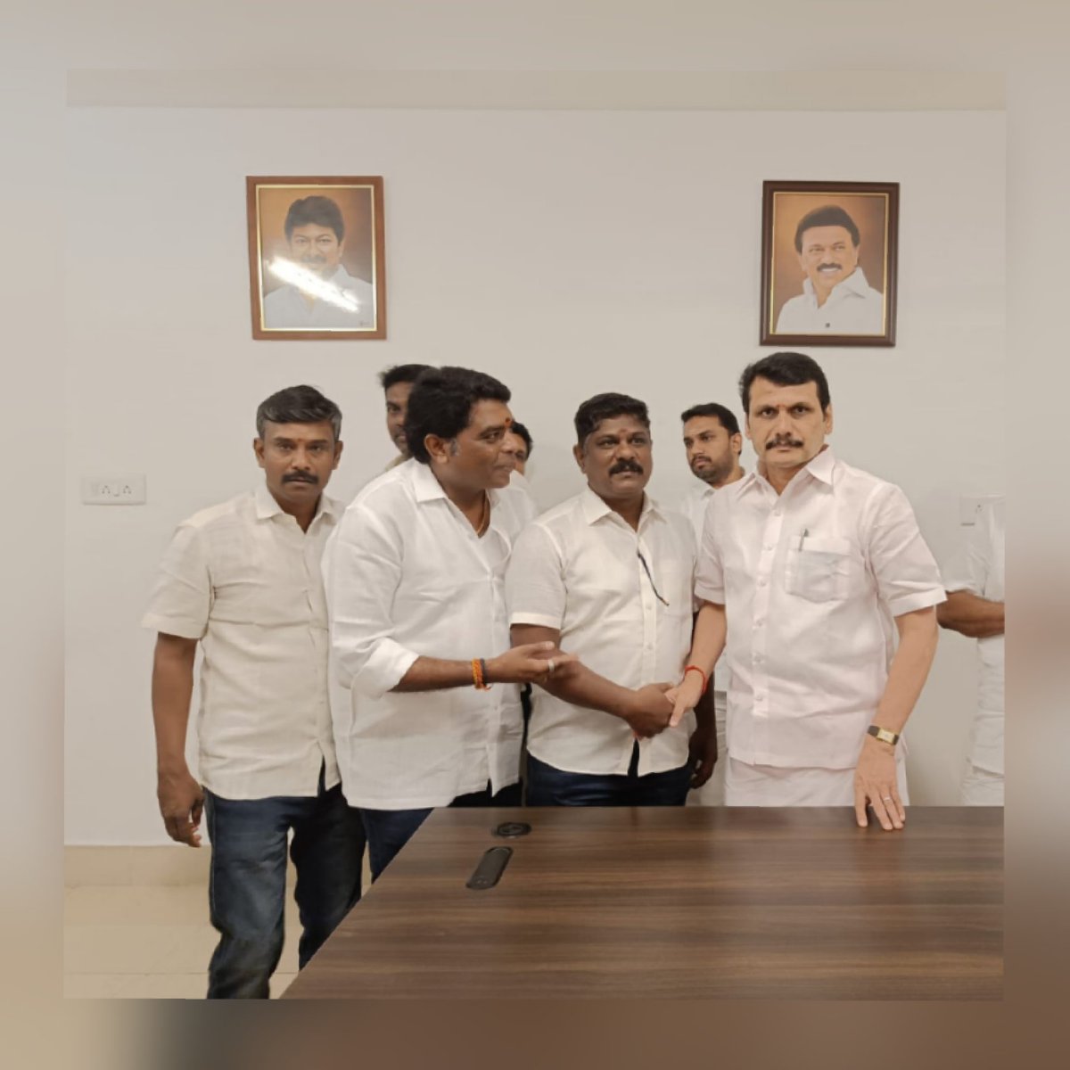 சென்னையில் நமது மின்சாரம், மதுவிலக்கு மற்றும் ஆயத்ததீர்வு துறை அமைச்சர் மாண்புமிகு திரு<a href="/v/">Valentine</a>.senthilbalaji அண்ணன் அவர்களை சந்தித்தபோது,

V.Senthilbalaji 
Thondamuthur Ravi  
Somu Santhosh  
Siva Raman 
Madhan Sr. 

#hbddycmudhay