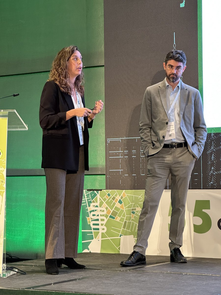 Mi resi se ha hecho grande. 
Toda una hepatologita dándolo todo en <a href="/DigestivoJuanRa/">DigestivoHuelva_HUJRJ</a> 
🥹