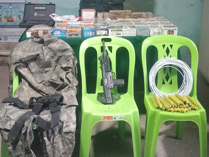 Regpol_Puno's tweet photo. #Puno📢| Tras una denuncia, efectivos de la #DivpolPuno, allanaron un inmueble en el sector de La Cabaña Llisompata, donde encontraron e incautaron armamento de largo alcance, gran cantidad de municiones, explosivos, motocicletas de origen sospechoso, entre otros. https://t.co/vSA2I1OdXV
