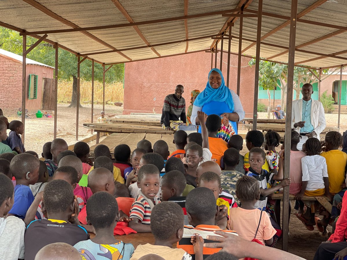 ONGSIRABASCHOOL's tweet photo. Activitées hebdomadaires de l'école SIRABA SCHOOL de DAGABO.
*Thème:Les bons gestes quotidiennes de l'Hygiène Corporelle quotidienne.  *Distribution de serviettes hygiéniques lavables et réutilisables aux filles du second cycle de l'école Siraba School
#Oneglobalvillage #SSchool https://t.co/KHXZNV8gHc
