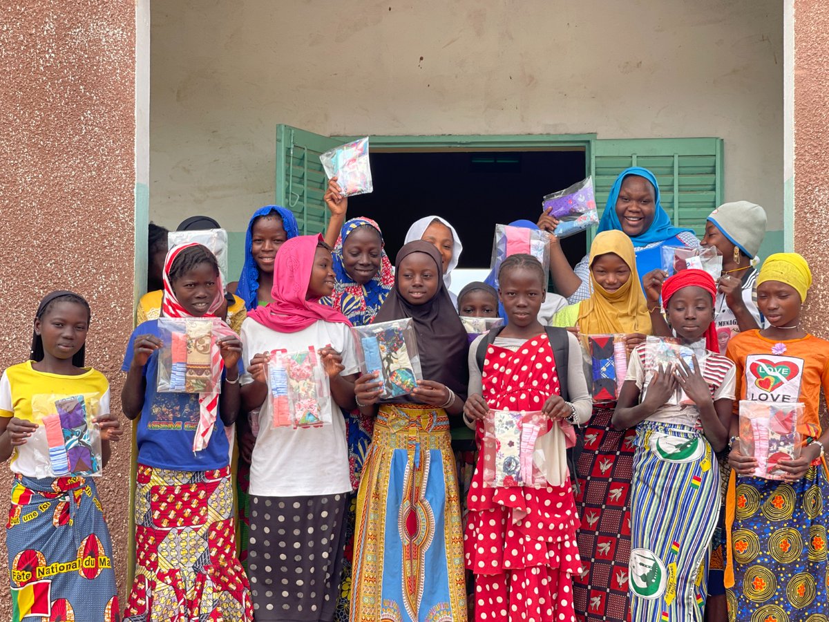 ONGSIRABASCHOOL's tweet photo. Activitées hebdomadaires de l'école SIRABA SCHOOL de DAGABO.
*Thème:Les bons gestes quotidiennes de l'Hygiène Corporelle quotidienne.  *Distribution de serviettes hygiéniques lavables et réutilisables aux filles du second cycle de l'école Siraba School
#Oneglobalvillage #SSchool https://t.co/KHXZNV8gHc