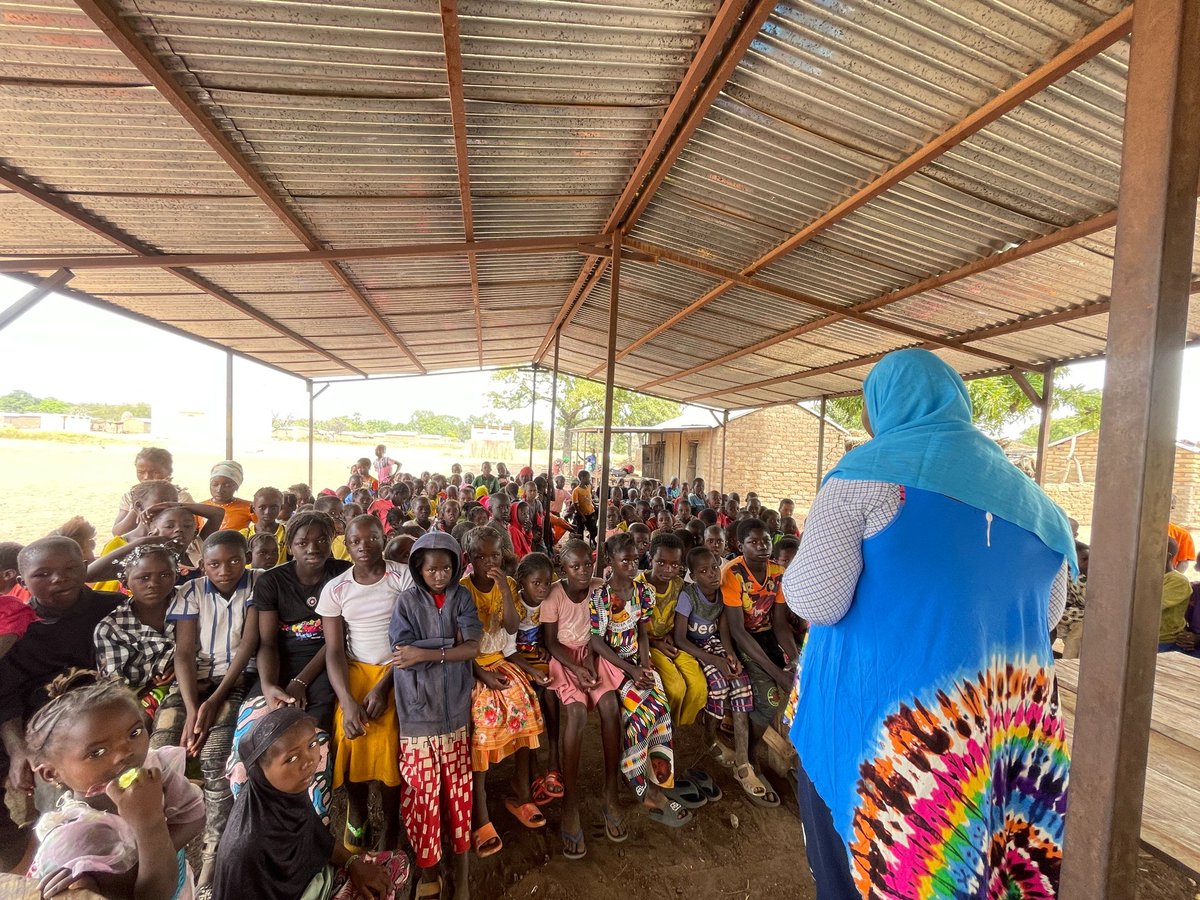 ONGSIRABASCHOOL's tweet photo. Activitées hebdomadaires de l'école SIRABA SCHOOL de DAGABO.
*Thème:Les bons gestes quotidiennes de l'Hygiène Corporelle quotidienne.  *Distribution de serviettes hygiéniques lavables et réutilisables aux filles du second cycle de l'école Siraba School
#Oneglobalvillage #SSchool https://t.co/KHXZNV8gHc