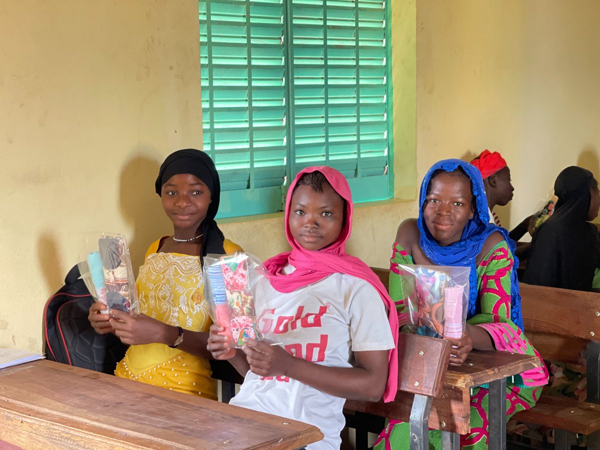 ONGSIRABASCHOOL's tweet photo. Activitées hebdomadaires de l'école SIRABA SCHOOL de DAGABO.
*Thème:Les bons gestes quotidiennes de l'Hygiène Corporelle quotidienne.  *Distribution de serviettes hygiéniques lavables et réutilisables aux filles du second cycle de l'école Siraba School
#Oneglobalvillage #SSchool https://t.co/KHXZNV8gHc