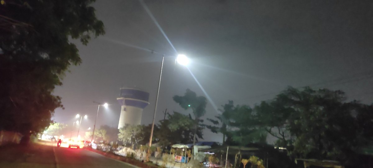 One side of 2light posts in this image are not working making the street unsafe for women. There is an increase in crime against women in Bbsr <a href="/bmcbbsr/">BMC</a> Are you even listening to us? <a href="/MayorofBBSR/">Sulochana Das</a> and Dy Mayor are women and we expect you both to be active in adressing safety issues
