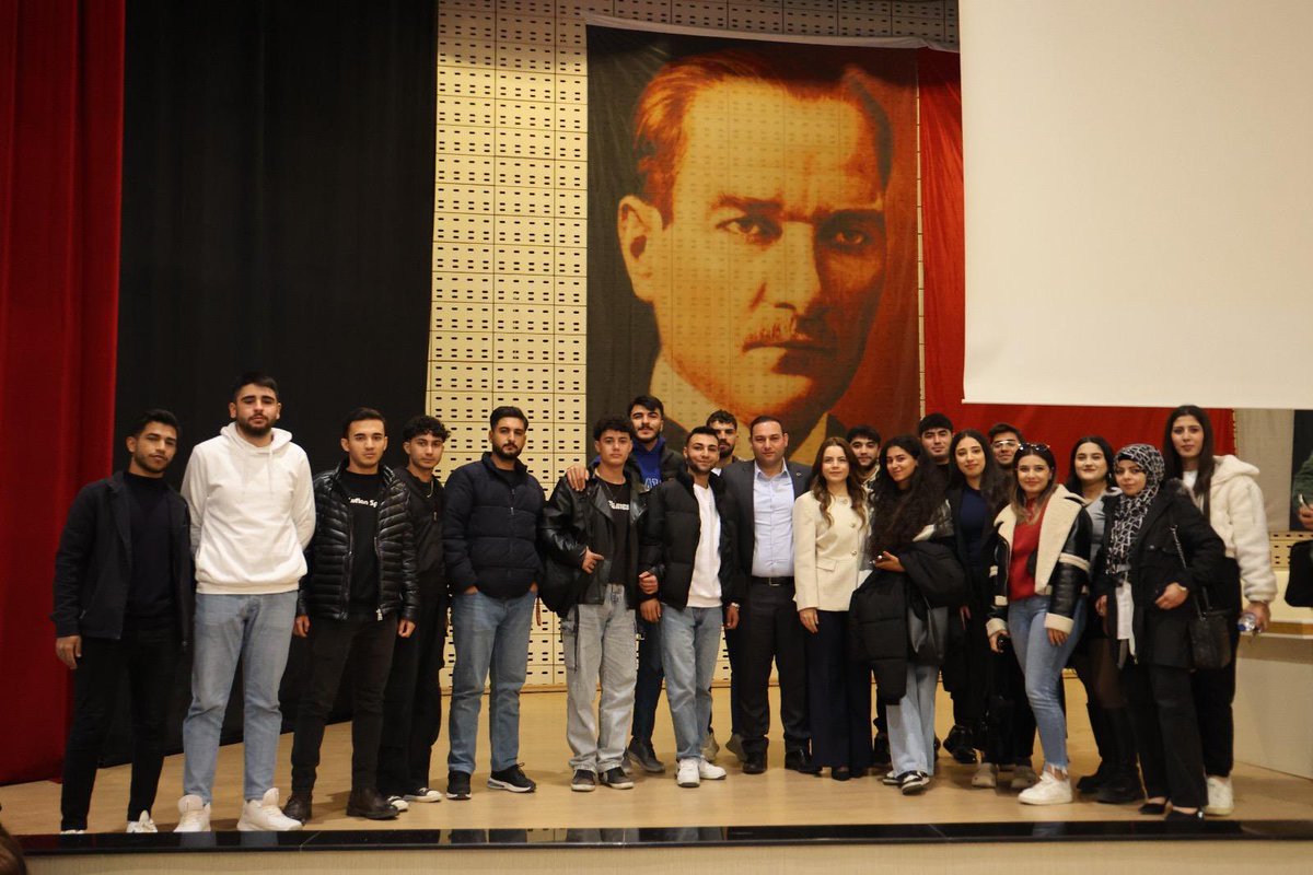 KAMER ile Kariyer Topluluğu tarafından düzenlenen "Kariyer ve Yerel Yönetim" isimli söyleşiye Kilis Belediye Başkanı Av. Hakan Bilecen konuşmacı olarak katıldı. Söyleşi, Öğr. Gör. Ali Genç’in yönlendiriciliği ile gerçekleştirildi.
kilis.edu.tr/icerik_duyuru.…