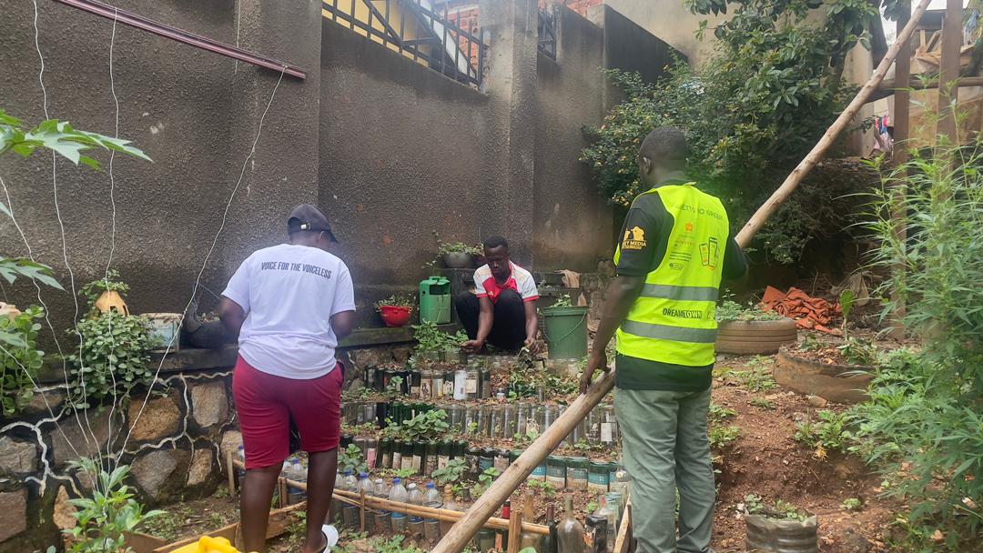 ButabikaS's tweet photo. Empowering Communities, One Visit at a Time!
as the PMERL Footmarks team, we visited beneficiaries of @FootmarksU programs to evaluate their progress, address challenges, and identify opportunities for continued support
It's inspiring to see the tangible impact https://t.co/WNbctvFKrO