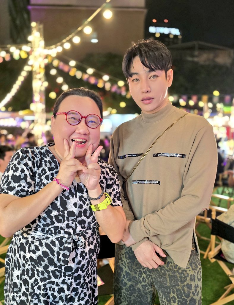 dj_maymey's tweet photo. ไม่เจอกันนานเลย ดีใจที่ได้เจอกันอีกครั้ง @peckpalit  ขอเล่าความประทับใจ ตอนแรกเห็นเป๊กพูดคุยกับพี่หน่อง แล้วเราก็เดินตามหลัง สักพักก็ทักทายสวัสดีนิดหน่อย จากนั้นน้อลขึ้นลิฟท์ นึกว่ากลับ จากนั้นมาเจออีกทีตอนกำลังสั่งอาหาร เป๊กเดินมาทักทายสวัสดี เลยขอถ่ายรูปด้วย น้องบอกได้ ^-^ 🥰🥰 https://t.co/PjnHESFAxB