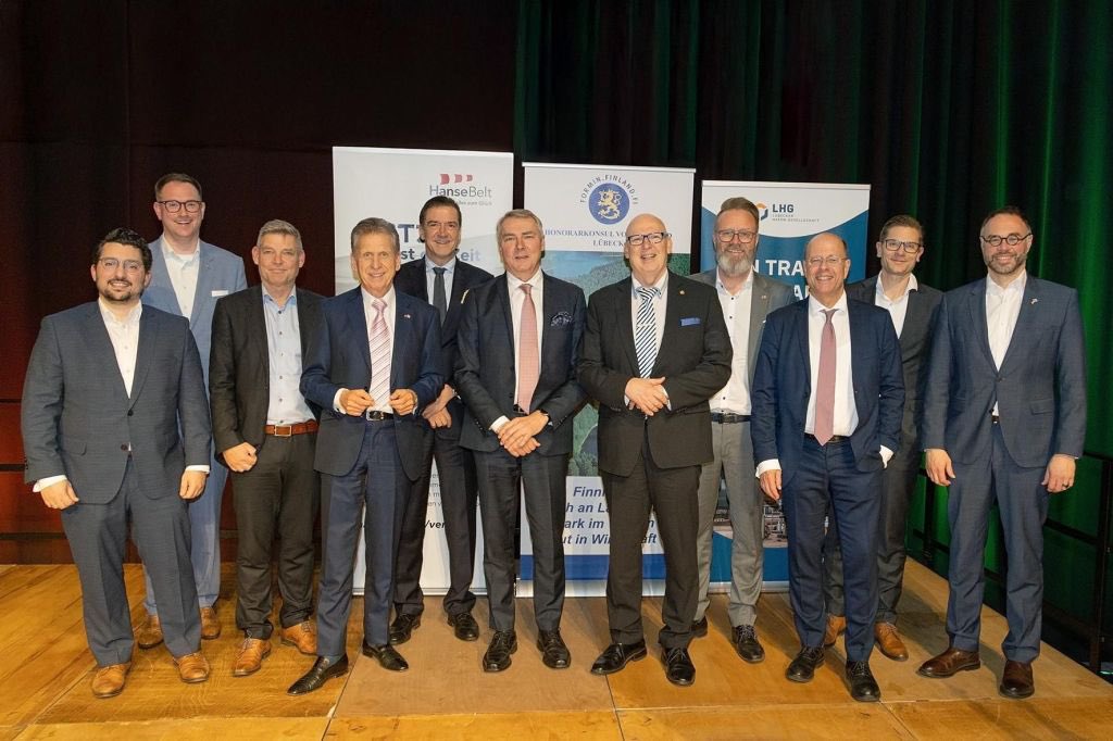 FinBotschaftDe's tweet photo. Bereits zum 9. Mal fand am 27.11.24 in Lübeck der Deutsch-Finnische Hafentag statt, bei dem finnische und deutsche Logistikexperten und Innovatoren zusammenkommen. In diesem Jahr standen Themen wie neue Energieformen und Sicherheitsaspekte der Infrastruktur im Mittelpunkt. 🛳️⚓️ https://t.co/wnts0d5ccv