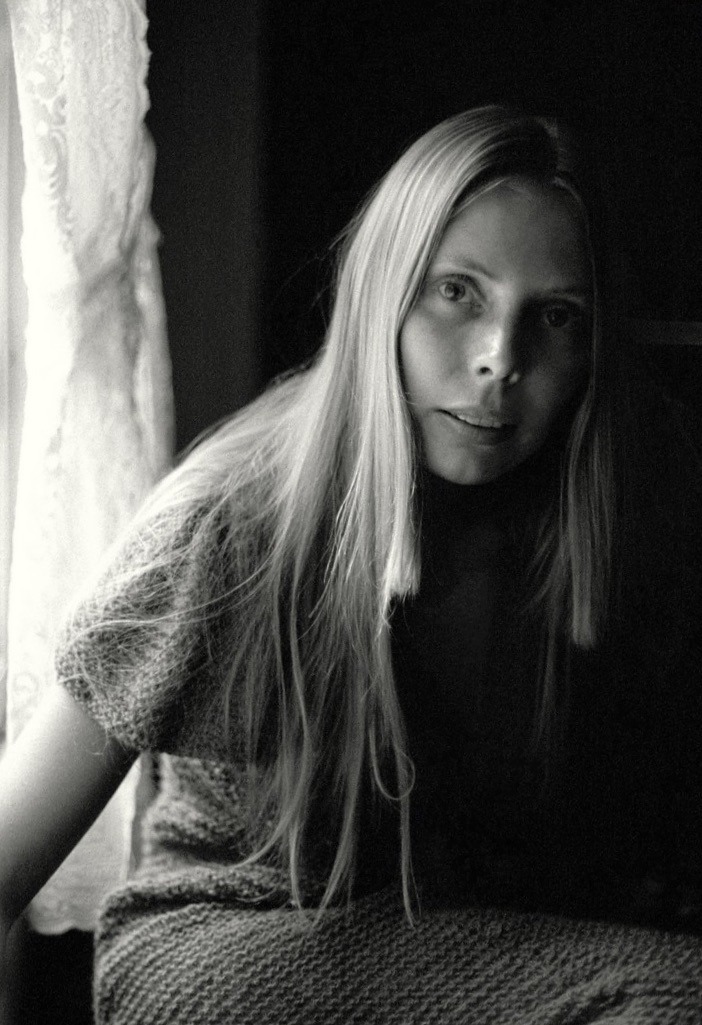 Starting off your day right with Joni circa
November 1970.

Photo by Joel Bernstein.