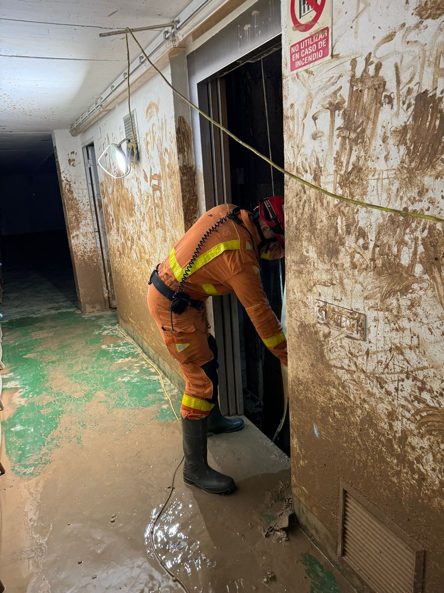 Hi ha veïns que porten un mes sense poder eixir de casa. Mentre els operaris extrauen el fang dels garatges, els @bombersvalencia netegen els ascensors per a agilitzar la seua reparació. 

Un esforç clau per a recuperar un servici bàsic per a les persones en mobilitat reduïda.
