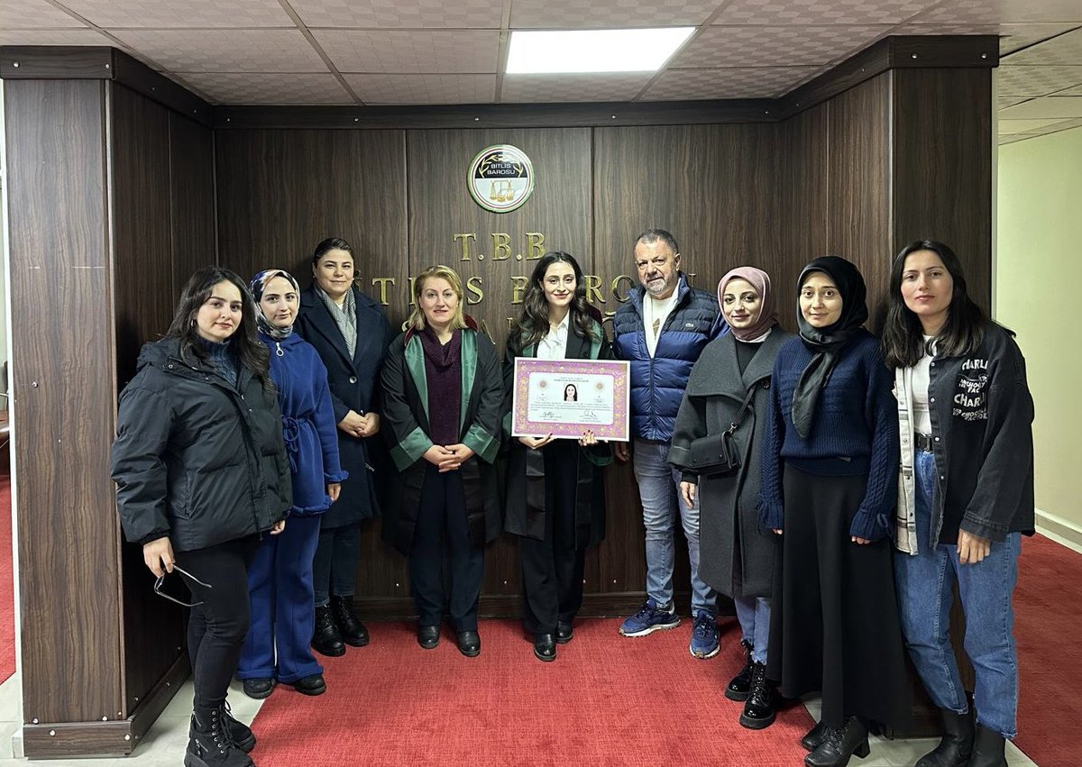 BitlisBarosu's tweet photo. Baromuz bünyesinde bir yıllık avukatlık stajını tamamlayan,Av.Şeyma ERKAN düzenlenen tören ile yemin ederek avukatlık ruhsatnamesini almıştır. Meslektaşımıza başarı,bol kazanç ve hukukun üstünlüğü mücadelesinde azim dileriz. https://t.co/yuaRDymRLr