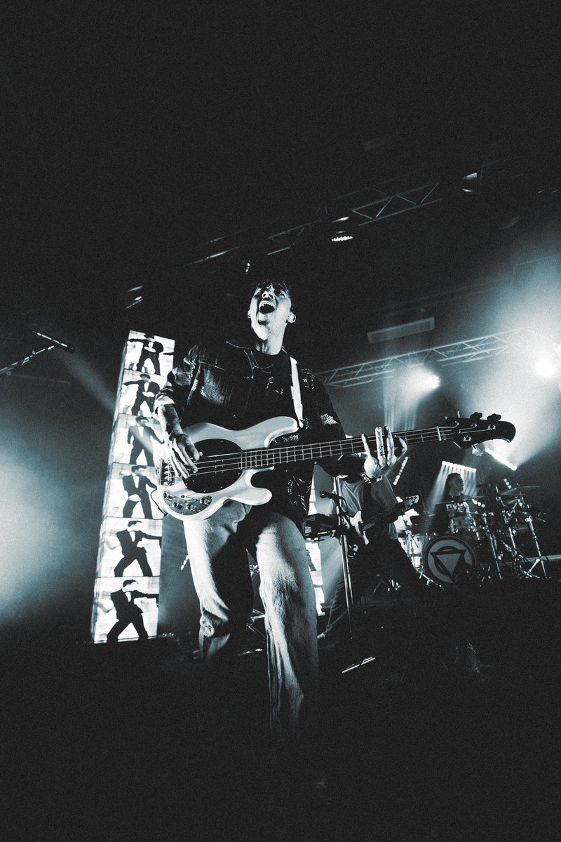 Thanks Torquay and Sheffield for kicking off this tour. You were quite feral. Here’s me looking rather dashing in my <a href="/youmeatsix/">You Me At Six</a> hoodie. ❤️

📸 <a href="/FedericaBurelli/">federica 🌿</a>