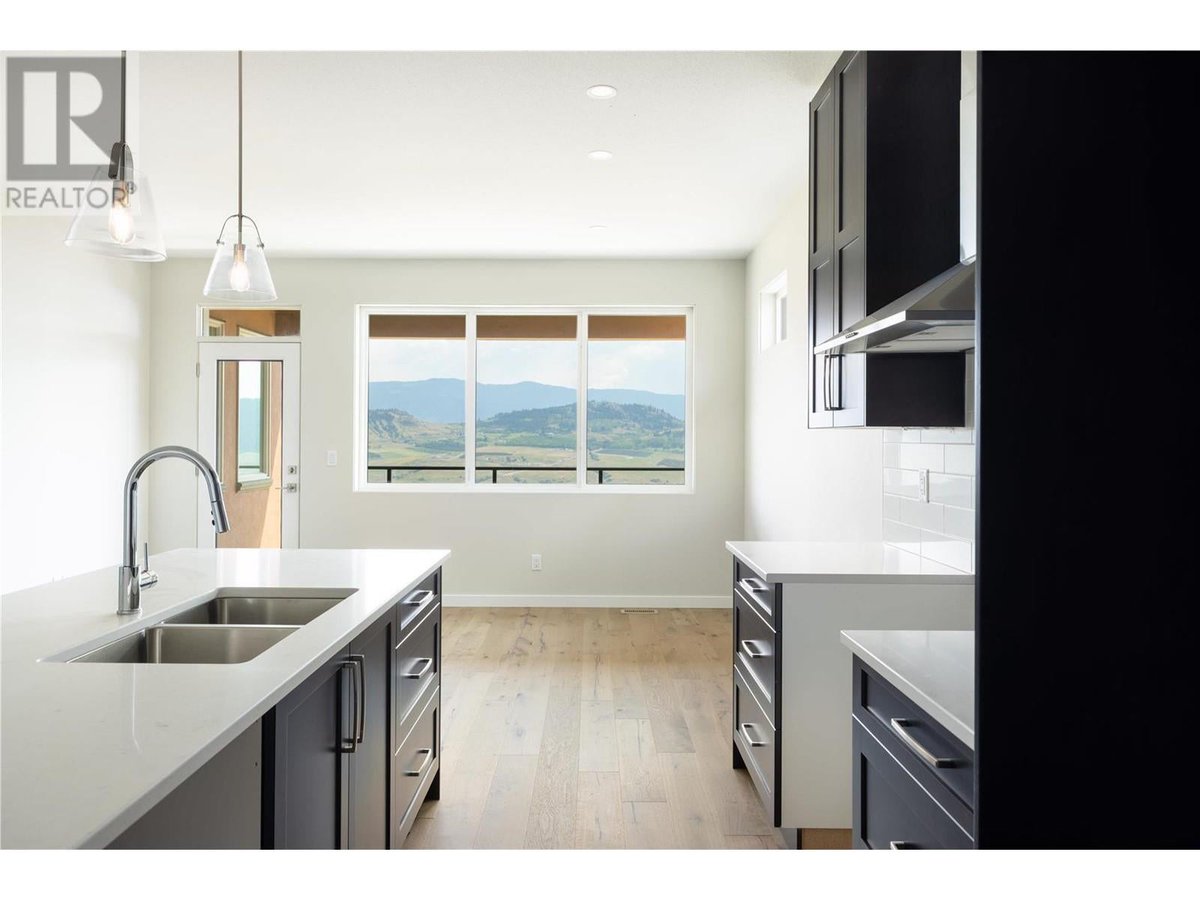 KimHeizmann's tweet photo. Stunning brand new 3-bed, 3-bath half-duplex: primary suite with a cozy soaker tub and walk-in closet. Covered deck with serene panoramic lake views. Large rec room and flex space on the lower level. Pre-wired for EVs and high-efficiency heating and cooling systems. https://t.co/XAY8USlU84