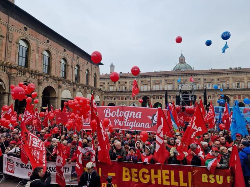 fpcgil_internaz's tweet photo. Oggi in piazza in tutta Italia per lo #ScioperoGenerale contro le legge di bilancio e le politiche del governo!
#togetherAgainstAusterity
#publicServices https://t.co/iyFJRjRYY5
