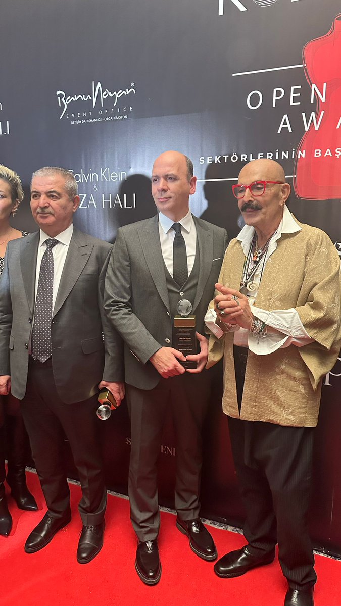 igumyo's tweet photo. Koza Halı ve Çocuk Eğitim Dernegi'nin destekleriyle Open Stage Awards'ın düzenlediği gecede Kıymetli Rektörümüz Prof. Dr. Bahri ŞAHİN hocamıza başarılarından dolayı Meslek Onur Ödülü takdim edildi. https://t.co/46wqGQzlwn
