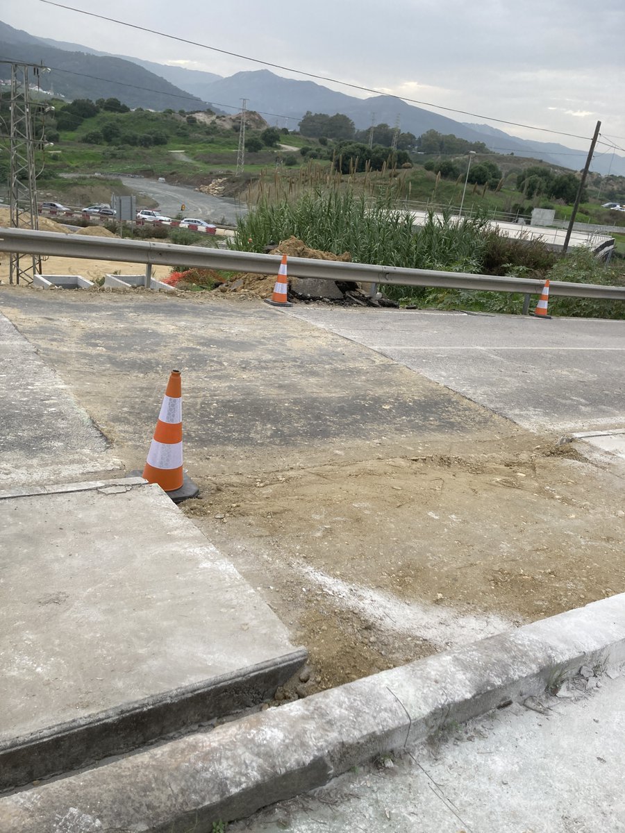 AVV_LaUnion's tweet photo. 🚨🚧⚠️🚗ATENCIÓN VECINO/A 🚨
Mucha precaución en la Carretera de Los Yankis.
Obra Nuevo Acceso Sur a Algeciras.
Importante escalón en la calzada con señalización insuficiente en un cambio de rasante a la altura de la subestación eléctrica.
@aytoalgeciras @transportesgob https://t.co/Tiky9wy5lF