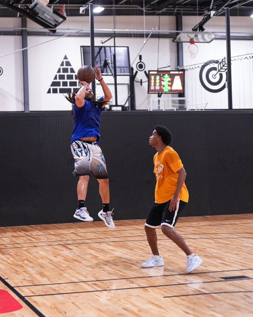 CapturedByJac0b's tweet photo. @Shoot360LOU pictures from @CoachMaxey_55 hosted night runs📸🔥 Tag who you see👇🏼 https://t.co/2YOmIEQbnl