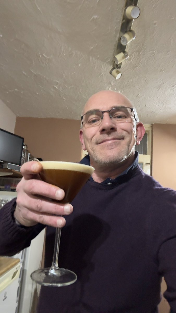 ShaunAshmore2's tweet photo. Well ladies and gentlefolk it’s finally here, happy weekend 🥳🥳 Let the fun and merriment begin. Let’s start it off with a classic espresso martini 🍸 #cheers #bumsup #cocktailhour #itstheweekend #itsbeenalongweek 😘😘 https://t.co/5Cg0QXi4Gw
