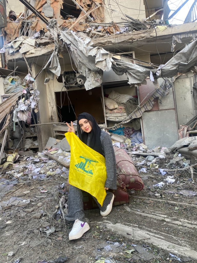 ayaalatat's tweet photo. My house fell and the flag remained up ✌🏻💛🇱🇧

سقط منزلي و بقية الراية مرفوعة …✌🏻💛🇱🇧