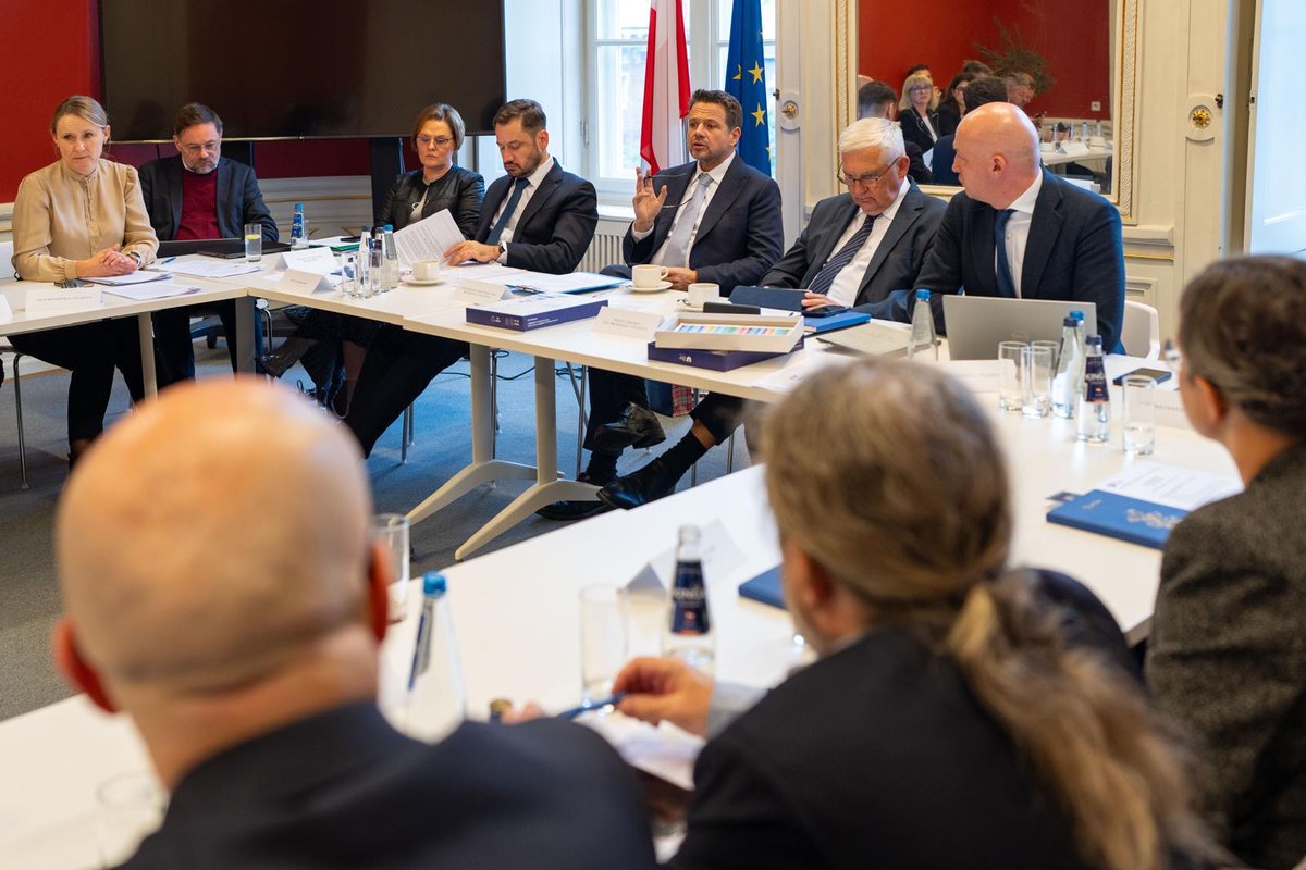 Kraków. Spotkanie Rady i Zarządu Unii Metropolii Polskich - organizacji samorządowej reprezentującej 12 największych polskich miast 🏙️ Poruszaliśmy wiele kluczowych tematów, niezwykle ważnych z punktu widzenia naszych miast, mieszkanek i mieszkańców. Głównymi tematami były ustawy